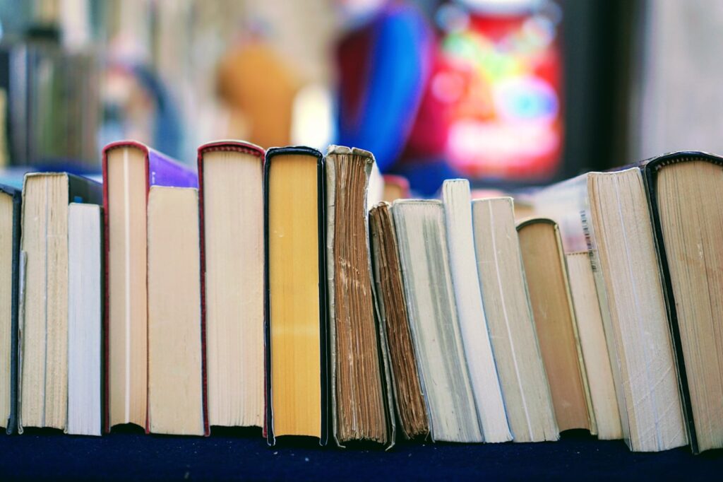 本とスマートフォンを置いた読書時間のイメージ