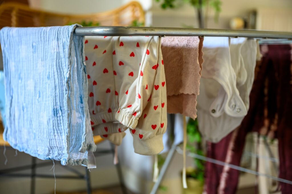 室内で洗濯物を干すラック