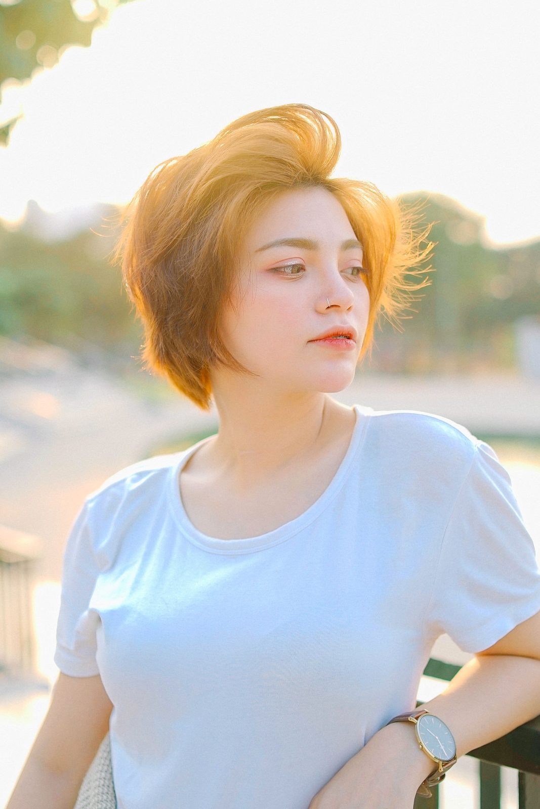 夏の日差しの中で白いTシャツを着る女性
